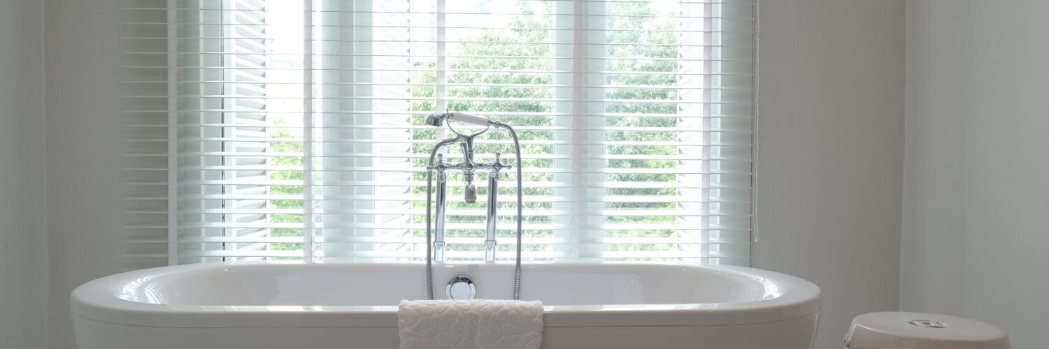 bathroom-blinds-white-fauxwwod