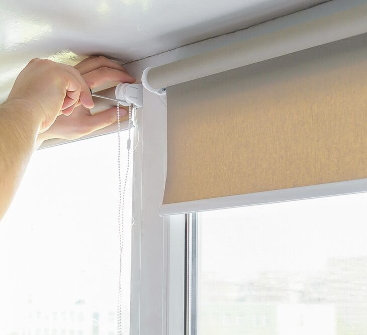 unscrewing-roller-blinds-bracket
